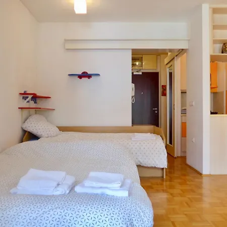 Sunny And Lively In City, Free Parking Apartma *